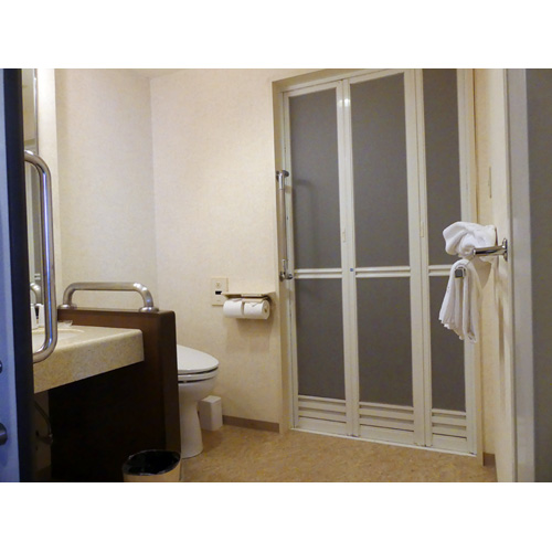 ◇北ビワコホテル グラツィエの写真：<br />
                6階 601号室の浴室の入口は段差がなく、３枚扉になっています。
                 <br />☆　画面両端の矢印（←　→）ボタンで、次の写真に移動し、右上の×ボタンで、元のページにもどります。